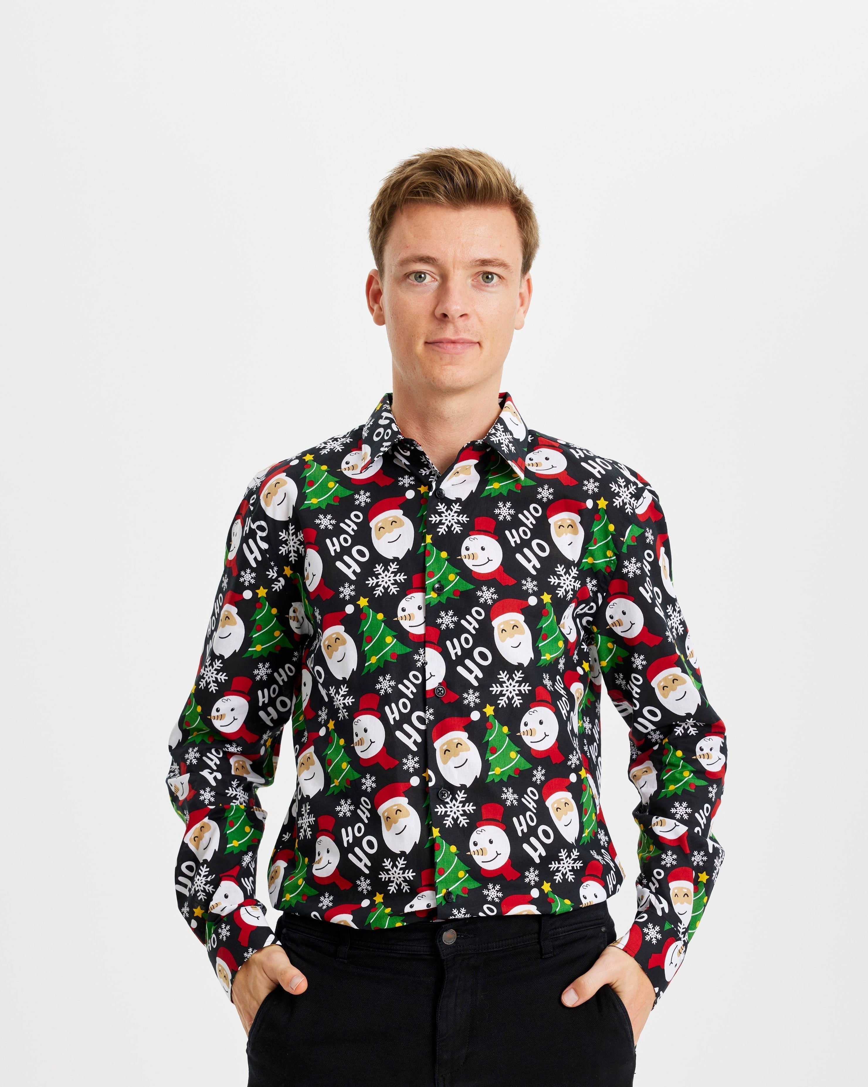 En mand iført en farverig juleskjorte.